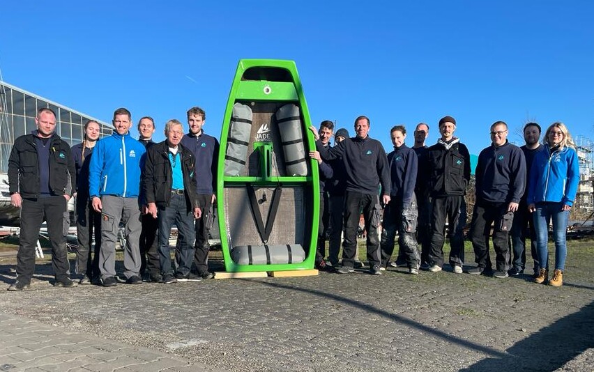 Das Team von Jade Yachting mit dem Rumpf eines Eco_Optimisten